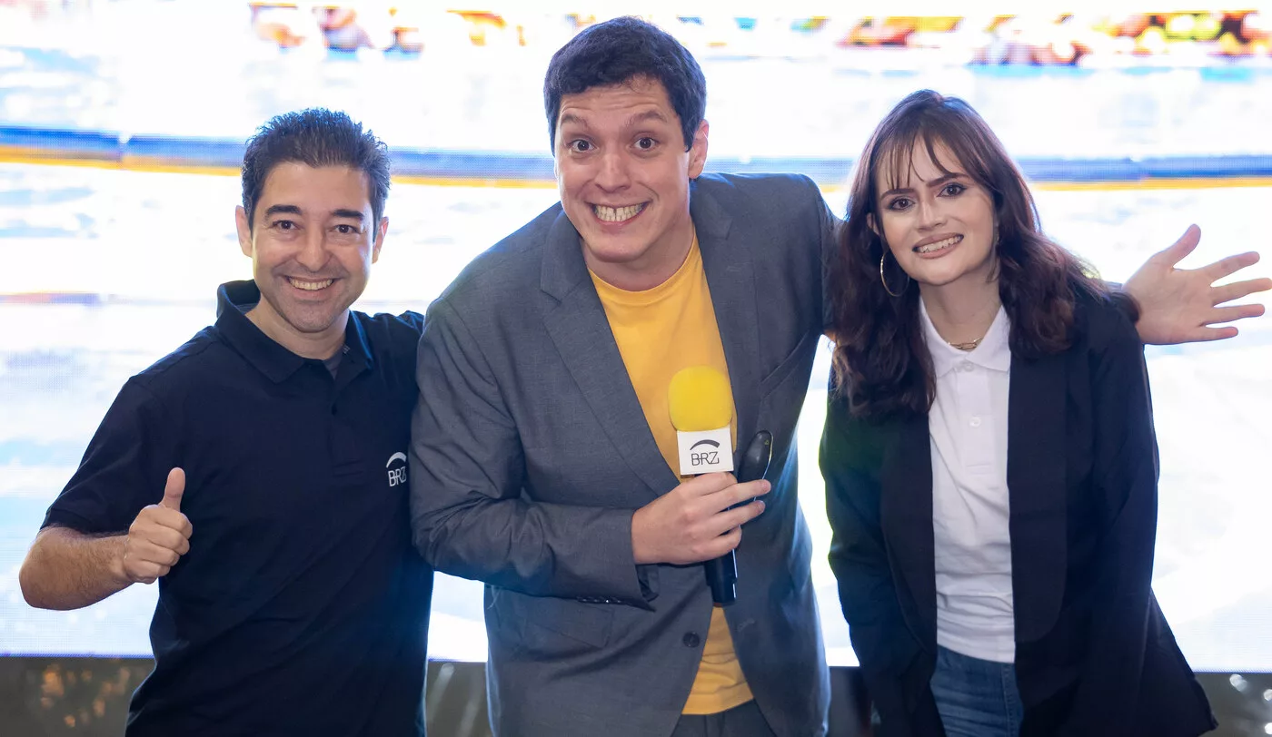 Marcus Vinícius com o apresentador e convidada
